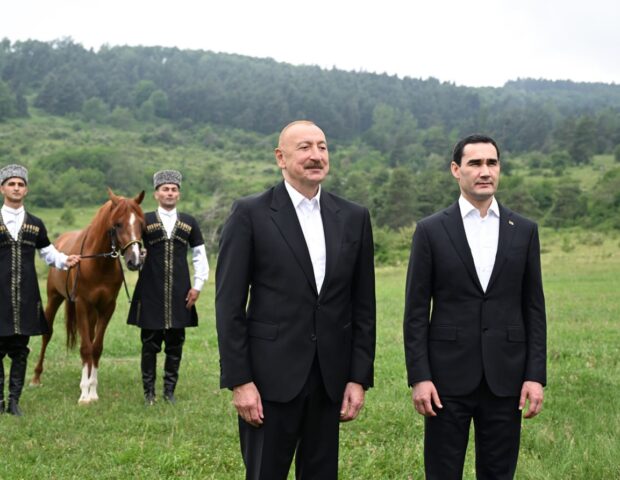 İlham Əliyev Berdiməhəmmədova Qarabağ atı hədiyyə etdi