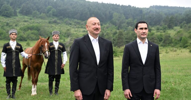 İlham Əliyev Berdiməhəmmədova Qarabağ atı hədiyyə etdi