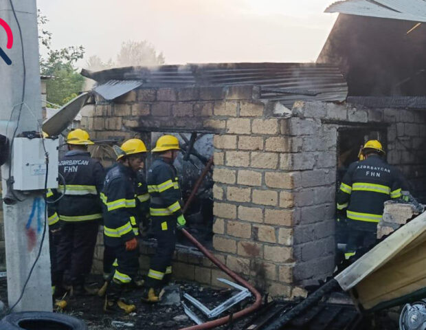 Ağdamda ikiotaqlı ev əşyaları ilə birlikdə yandı – Fotolar
