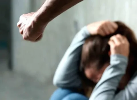 Bakıda qəribə OLAY: Kişi telefona çox baxan arvadını döydü