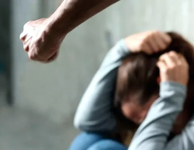 Bakıda qəribə OLAY: Kişi telefona çox baxan arvadını döydü