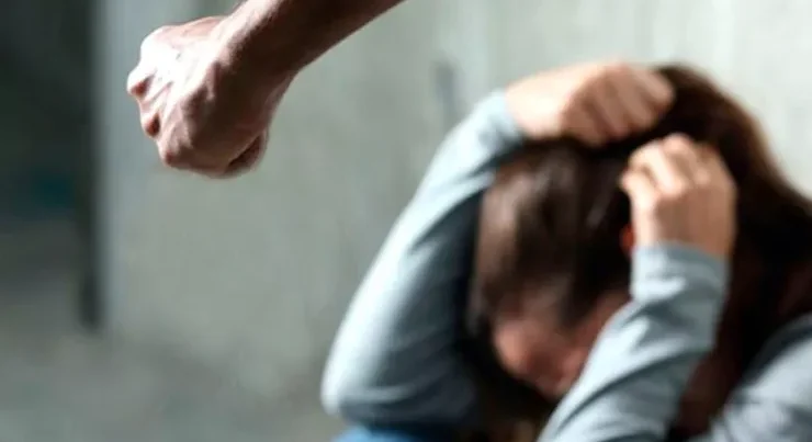 Bakıda qəribə OLAY: Kişi telefona çox baxan arvadını döydü