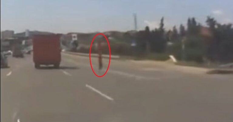 Yük maşınının qapısı sınıb yola düşdü – VİDEO