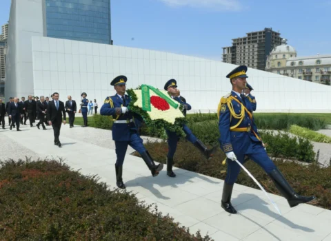Türkmənistan Prezidenti Zəfər parkını ziyarət edib