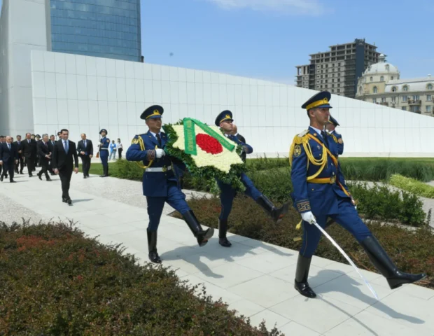 Türkmənistan Prezidenti Zəfər parkını ziyarət edib
