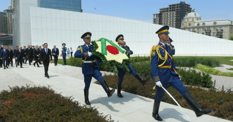 Türkmənistan Prezidenti Zəfər parkını ziyarət edib