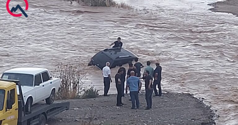 Xaçınçaya sel gəldi – “Hyundai” suda qaldı