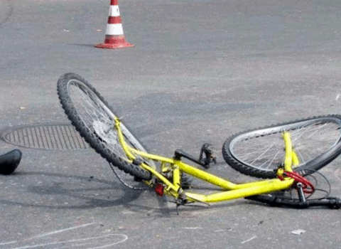 20 yaşlı velosipedçini maşın vurdu – Durumu ağırdır