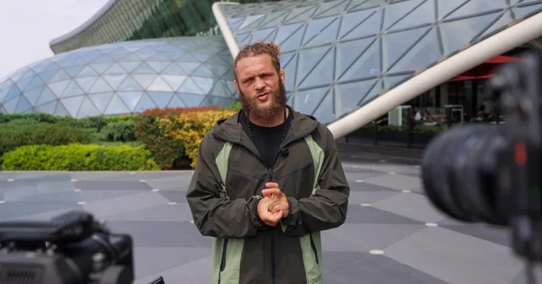 UFC döyüşçüsü Rafael Fiziyev Bakıya gəldi