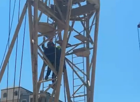 Kranda köməksiz vəziyyətdə qalan kişi xilas edildi – Video