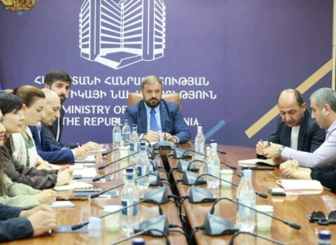 İrəvanda nazirlikdə qalmaqal: Rusiya bazarının bağlanması istixana sahiblərini üsyana qaldırdı