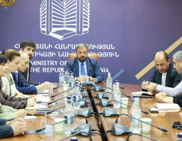 İrəvanda nazirlikdə qalmaqal: Rusiya bazarının bağlanması istixana sahiblərini üsyana qaldırdı