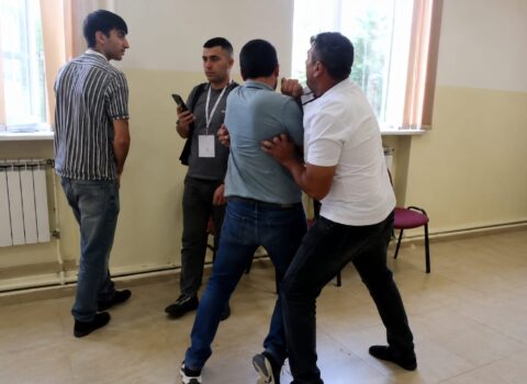 Ermənistanda seçki qalmaqalı: Məntəqədə dava düşdü – Video