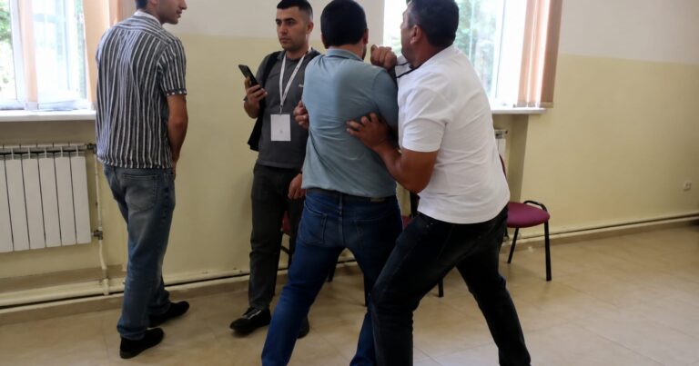Ermənistanda seçki qalmaqalı: Məntəqədə dava düşdü – Video