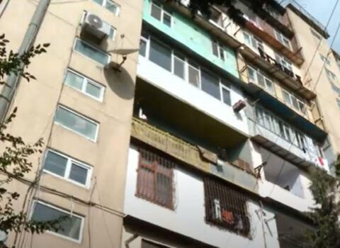 Bakıda 2 yaşlı uşaq 8-ci mərtəbədən yıxıldı – Sağ qaldı
