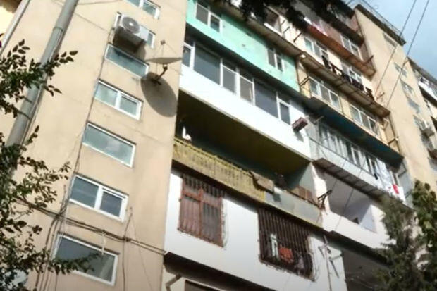 Bakıda 2 yaşlı uşaq 8-ci mərtəbədən yıxıldı – Sağ qaldı