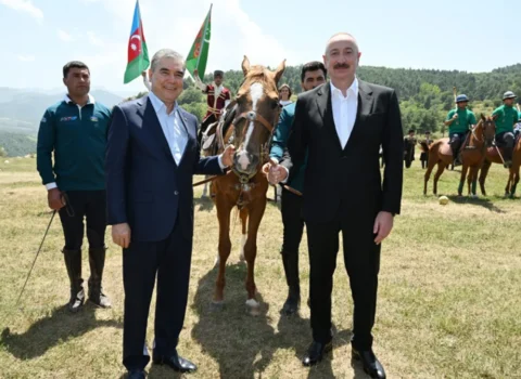 11 ay əvvəl eyni məkanda atasına da at hədiyyə olunmuşdu – FOTOLAR