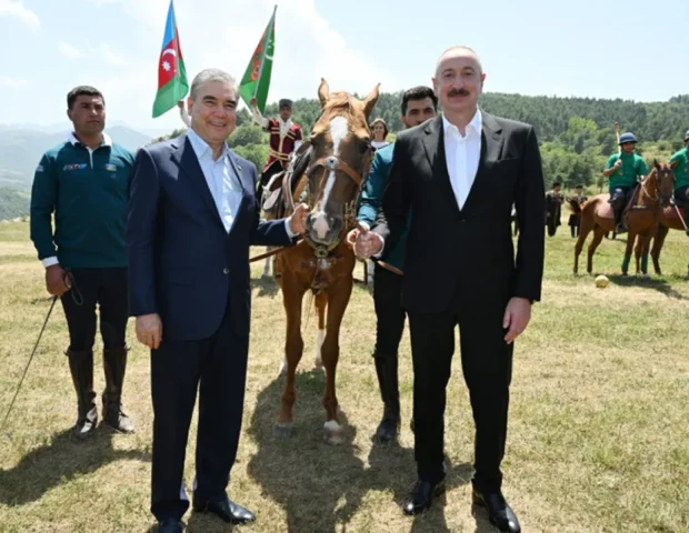 11 ay əvvəl eyni məkanda atasına da at hədiyyə olunmuşdu – FOTOLAR
