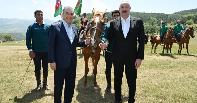 11 ay əvvəl eyni məkanda atasına da at hədiyyə olunmuşdu – FOTOLAR