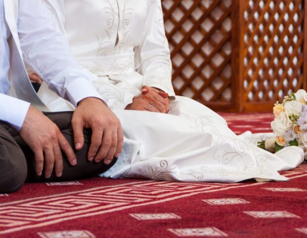 Evli kişi həyat yoldaşından xəbərsiz dini nikah bağlaya bilər? – İlahiyyatçı AÇIQLADI