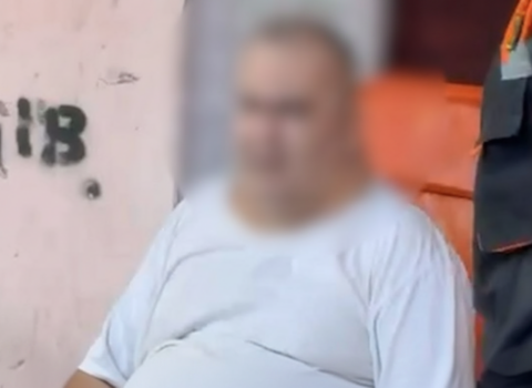 Paytaxtda 330 kiloqram çəkisi olan kişi evdən belə çıxarıldı – Video