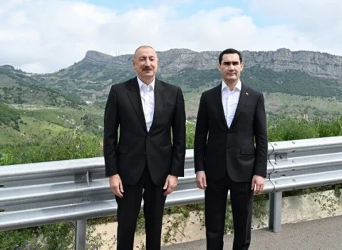 Prezidentlər Daşaltı kəndinin fonunda şəkil çəkdirdi – Foto
