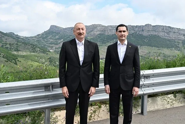 Prezidentlər Daşaltı kəndinin fonunda şəkil çəkdirdi – Foto
