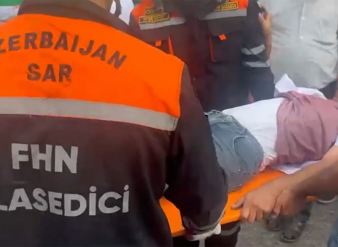Bakıda qəza: vətəndaş belə xilas edildi – VİDEO