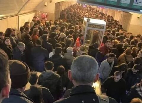 Metroda dəhşətli anlar – Azyaşlı uşaq yıxıldı