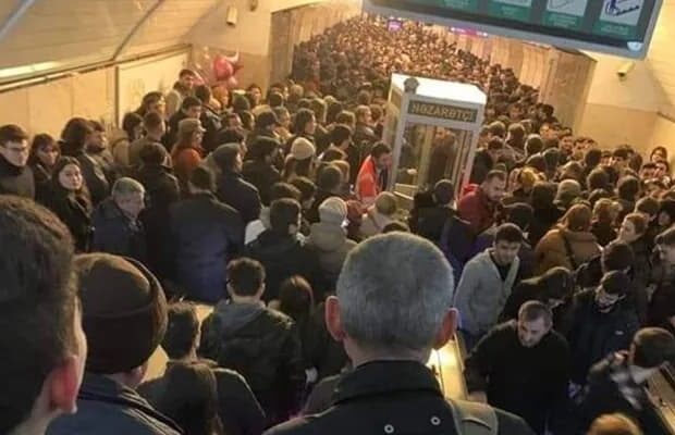 Metroda dəhşətli anlar – Azyaşlı uşaq yıxıldı