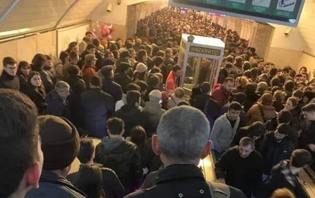 Metroda dəhşətli anlar – Azyaşlı uşaq yıxıldı