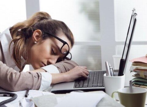 İşə çatan kimi yuxunuz gəlir? – Bu üsullar sizi dərhal ayıldacaq