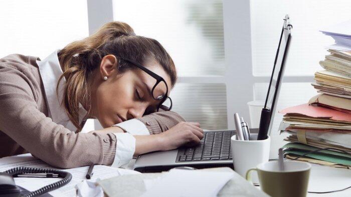 İşə çatan kimi yuxunuz gəlir? – Bu üsullar sizi dərhal ayıldacaq