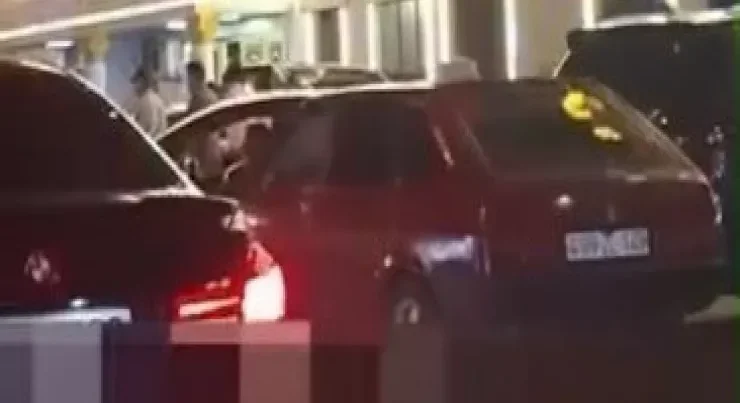 Şadlıq evinin qarşısında insident: polis 5 nəfəri saxladı – FOTOLAR