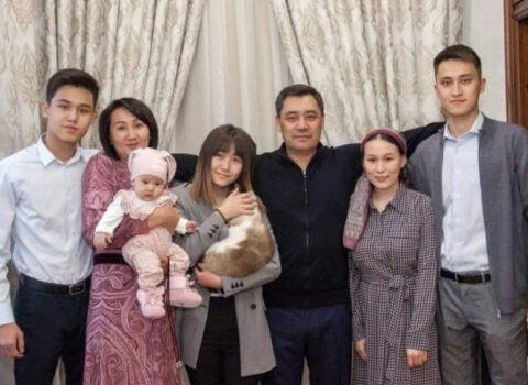 Japarov nəvələrinə smartfonu qadağan etdi
