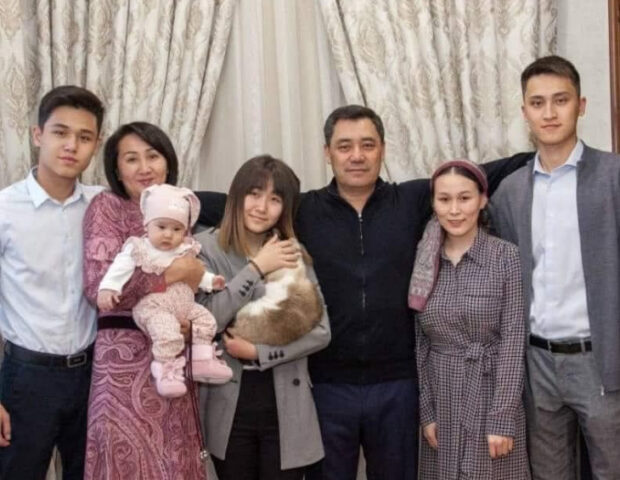 Japarov nəvələrinə smartfonu qadağan etdi