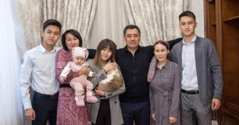 Japarov nəvələrinə smartfonu qadağan etdi