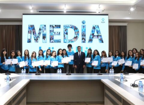 Medianın İnkişafı Agentliyində məzun könüllülər və növbəti proqramın iştirakçıları ilə görüş keçirilib – FOTO