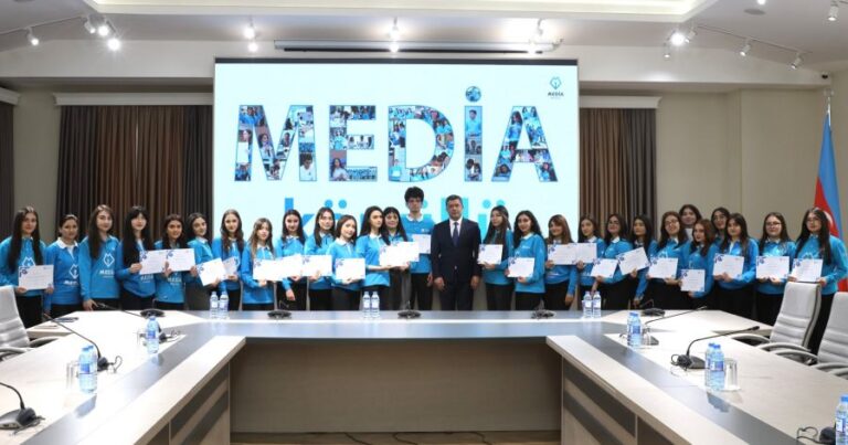 Medianın İnkişafı Agentliyində məzun könüllülər və növbəti proqramın iştirakçıları ilə görüş keçirilib – FOTO