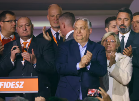 Hakimiyyəti itirsə də, yenidən partiya lideri seçildi
