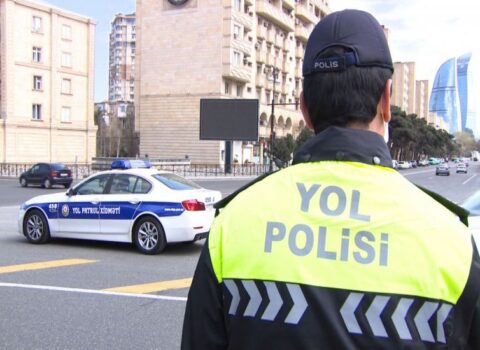 Polis yolda təhlükə yaradan piyadanı saxladı – VİDEO