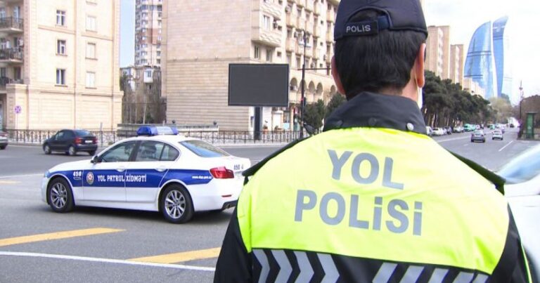 Polis yolda təhlükə yaradan piyadanı saxladı – VİDEO