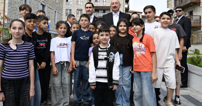 Prezidentlər Şuşadakı birinci yaşayış kompleksində oldular