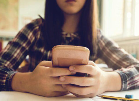 Məktəblərdə telefondan istifadə qadağan edildi