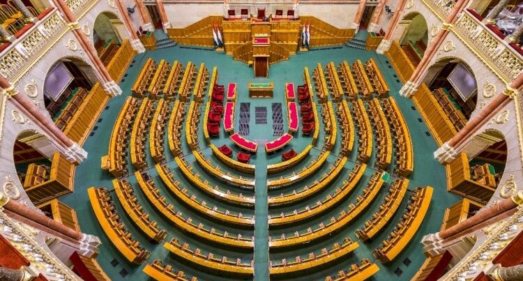 Deputat və nazirlərin maaşı kəskin azaldıldı Deputat və nazirlərin maaşı kəskin azaldıldı