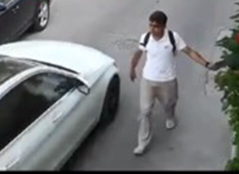 Telefonunu maşına çırpıb pul tələb edirdi, saxlanıldı – Video