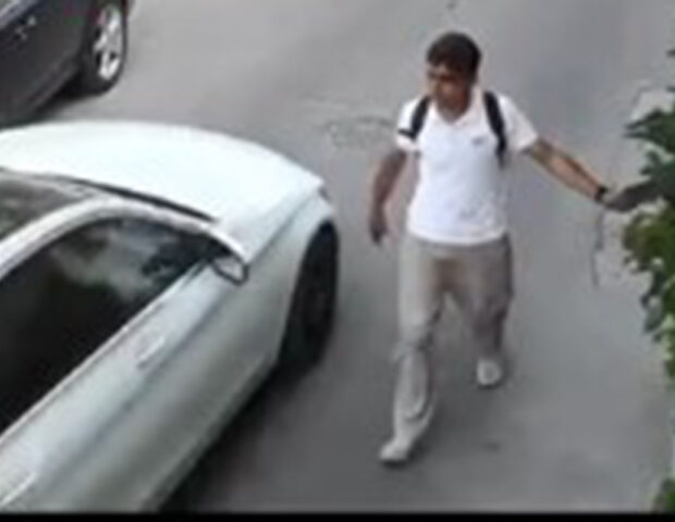 Telefonunu maşına çırpıb pul tələb edirdi, saxlanıldı – Video