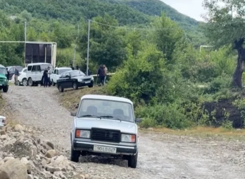 Ağsuçayda suyun səviyyəsi qalxıb, Şamaxının dağ kəndlərinə gedən yol bağlanıb – VİDEO