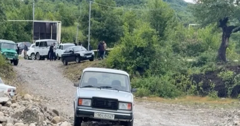 Ağsuçayda suyun səviyyəsi qalxıb, Şamaxının dağ kəndlərinə gedən yol bağlanıb – VİDEO