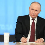Putin yenidən hərbi formada görüntülənib